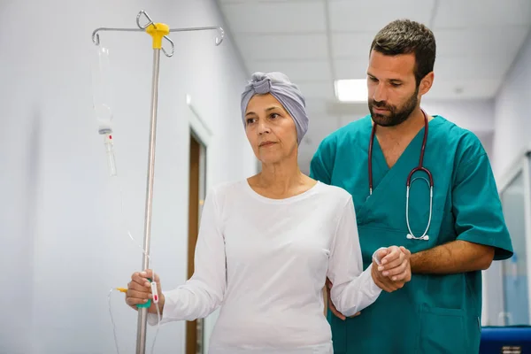 Mujer Con Cáncer Durante Quimioterapia Que Recupera Una Enfermedad —  Fotos de Stock