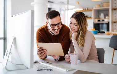 Ofiste çalışan başarılı iş ortakları. Teknoloji, iş adamları konsepti.