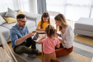 Mutlu, güzel bir aile evde eğleniyor ve birlikte vakit geçiriyor. Aile, aşk mutluluk konsepti