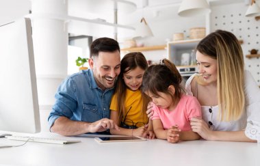 Genç işletme ebeveynleri, çocukları tarafından merkez büroda çalışırken rahatsız ediliyor.