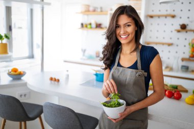 Güzel, uyumlu, mutlu kadın spor yaptıktan sonra sağlıklı salata yiyor.