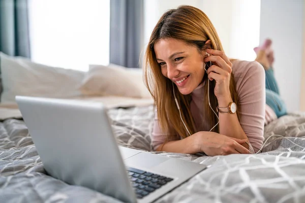 Lässige Junge Frau Auf Dem Bett Liegend Und Mit Laptop — Stockfoto