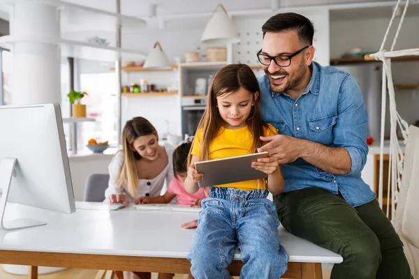 Les Jeunes Parents Affaires Interrompent Par Ses Enfants Alors Ils — Photo