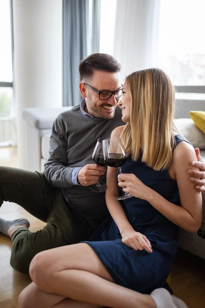 Casal Feliz Amor Beber Vinho Ter Data Romântica — Fotografia de Stock
