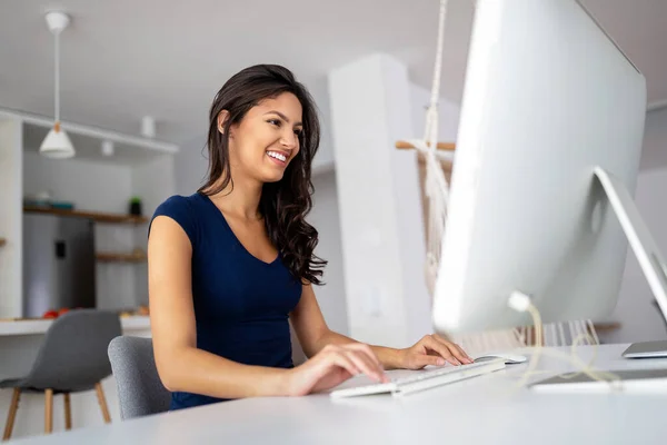 Jovem Feliz Bonita Trabalhando Computador Tecnologia Educação Empresarial Conceito Rede — Fotografia de Stock