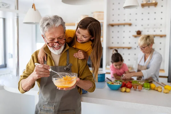 Avós Felizes Divertindo Com Netos Casa — Fotografia de Stock