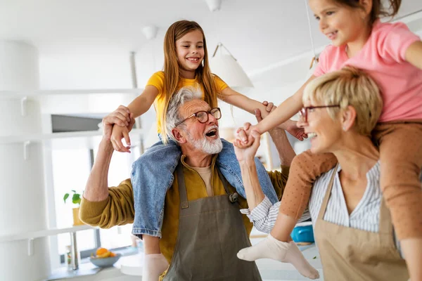 Glückliche Großeltern Haben Spaß Mit Den Enkeln Hause — Stockfoto