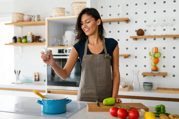 Deportiva Joven Hermosa Mujer Está Preparando Comida Saludable Cocina —  Fotos de Stock