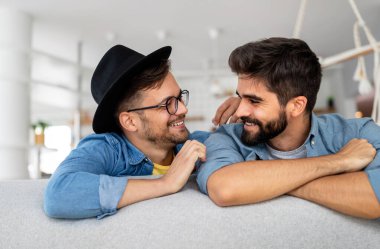 Mutlu eşcinsel çift birlikte vakit geçiriyor.