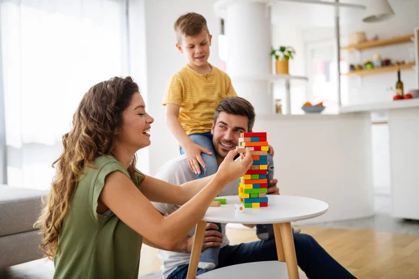 Щаслива Сім Батьками Сином Граються Барвистими Блоками Вдома — стокове фото