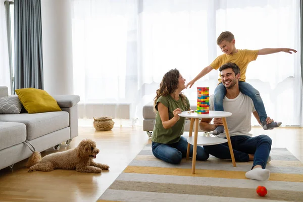 Feliz Familia Joven Divirtiéndose Jugando Juntos Casa Con Perro — Foto de Stock