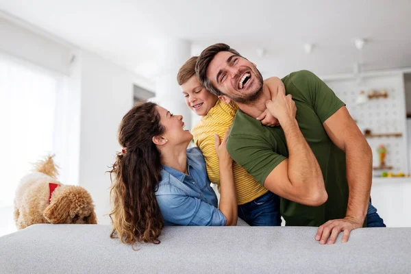 Família Feliz Divertindo Casa Juntos — Fotografia de Stock