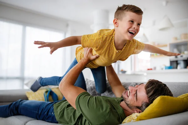 Χαρούμενη Οικογενειακή Ιδέα Όμορφος Πατέρας Παίζει Γιο Στο Σπίτι — Φωτογραφία Αρχείου