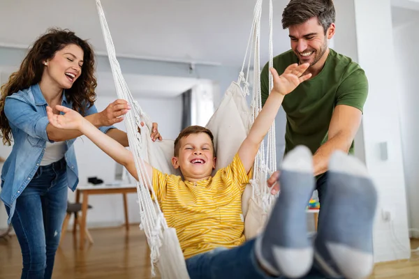 Feliz Familia Pasando Tiempo Juntos Divirtiéndose Casa Gente Concepto Felicidad —  Fotos de Stock