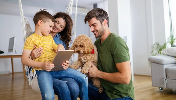 Mutlu modern aile evde bilgisayar kullanıyor. Teknoloji, insanlar konsepti.