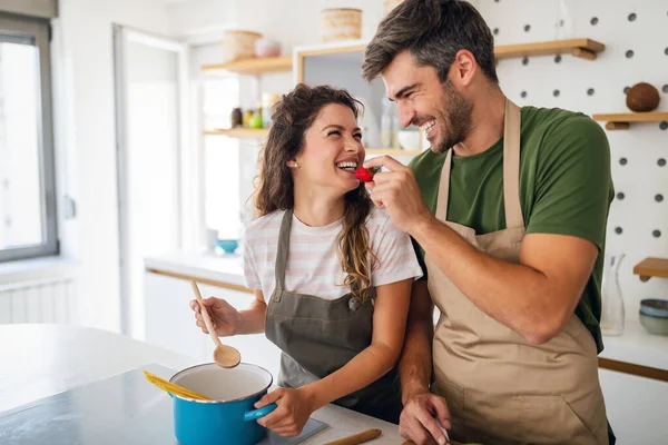 Cuplu Tânăr Fericit Pregătește Mâncare Bucătărie Acasă Alimente Sănătoase Concept — Fotografie, imagine de stoc