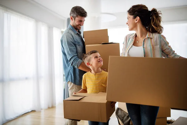 Familia Joven Feliz Con Niños Moviéndose Con Cajas Una Nueva — Foto de Stock