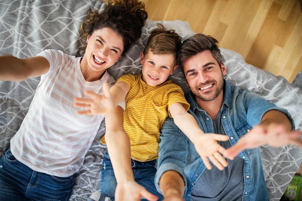 Gelukkig Familieconcept Mooie Jonge Ouders Hebben Plezier Spelen Met Hun — Stockfoto