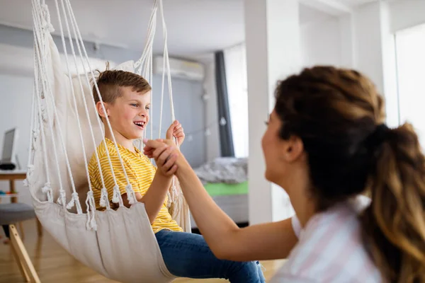 Hermosa Madre Joven Divirtiéndose Jugando Con Hijo Familia Feliz Casa — Foto de Stock