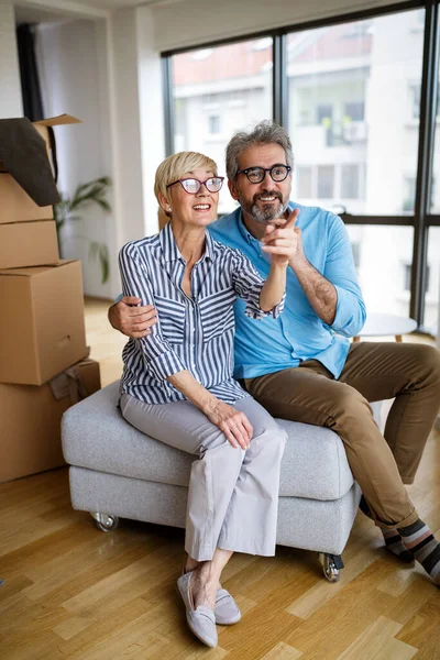 Retrato Feliz Sonriente Pareja Ancianos Enamorados Mudándose Nuevo Hogar —  Fotos de Stock