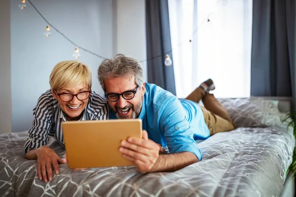 Feliz Sorrindo Casal Sênior Usando Tablet Digital Casa — Fotografia de Stock