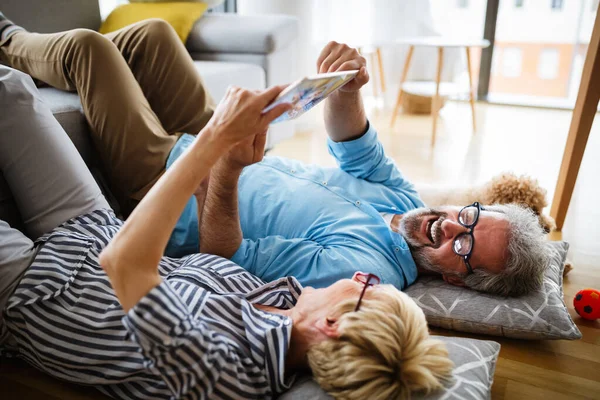 Preciosa Sonriente Pareja Ancianos Divirtiéndose Mientras Usa Tableta Casa — Foto de Stock