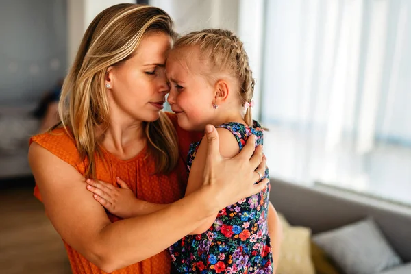 Güzel Anne Ağlayan Küçük Kızını Teselli Ediyor Ebeveynlik Aile Destek — Stok fotoğraf