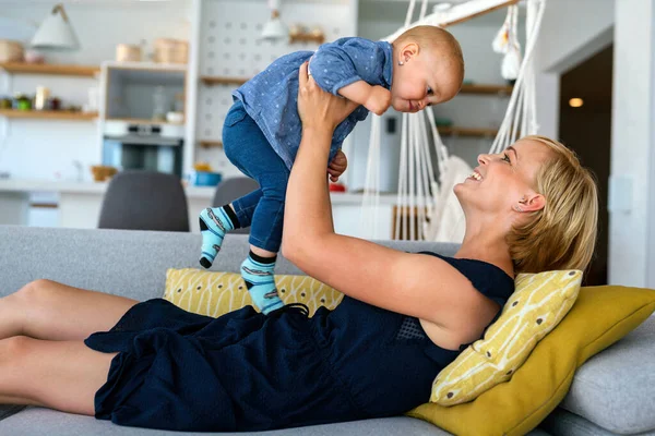 Familia Feliz Joven Hermosa Madre Hija Juega Abrazos Besos Casa —  Fotos de Stock