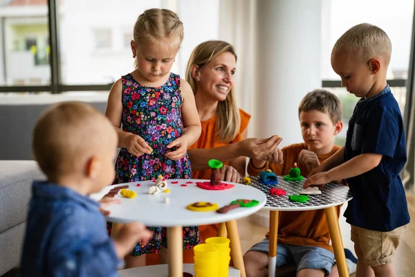 Niños Jugando Con Plastilina Maestra Madre Juegan Con Niños Gente —  Fotos de Stock