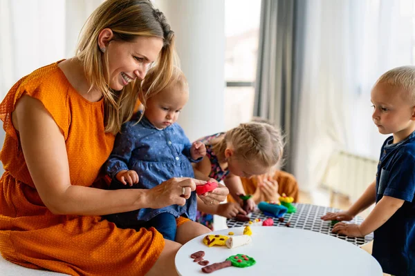 Mãe Ensina Crianças Pré Escolares Fazer Artigos Artesanato Família Crianças — Fotografia de Stock