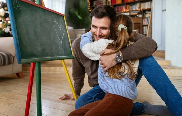 Glücklicher Vater Und Seine Tochter Verbringen Viel Zeit Miteinander Hause — Stockfoto