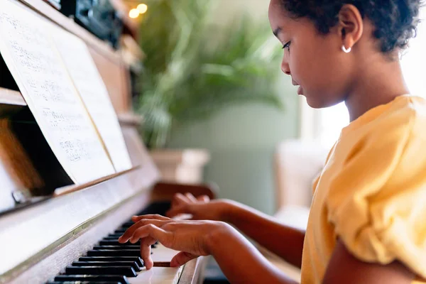 Educação Musical Menina Negra Feliz Tocando Piano Casa — Fotografia de Stock