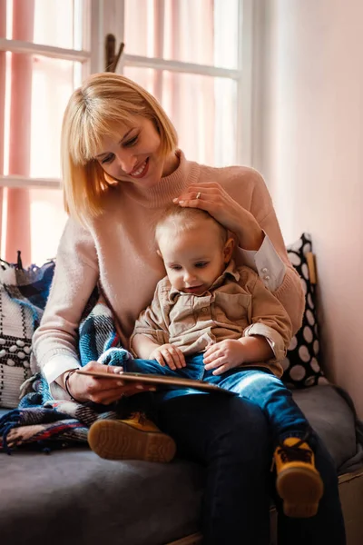 Les Parents Les Enfants Accro Technologie Utilisent Des Appareils Numériques — Photo