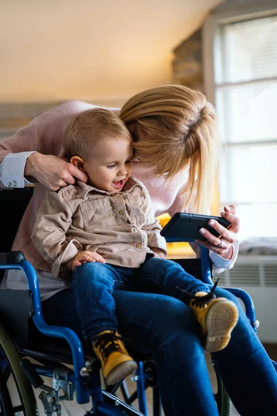 Menschen Technologie Familienglück Konzept Glückliche Mutter Mit Behinderung Rollstuhl Mit — Stockfoto