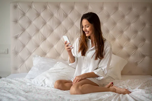 Mooie Vrouw Een Shirt Met Mobiel Het Luxe Slaapkamerbed Mensen — Stockfoto