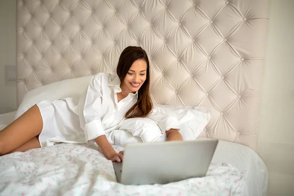 Mujer Joven Teniendo Una Mañana Relajante Casa Trabajo Tecnología Gente —  Fotos de Stock