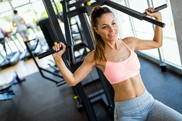 Primer Plano Retrato Mujer Forma Feliz Haciendo Ejercicio Gimnasio Estilo —  Fotos de Stock