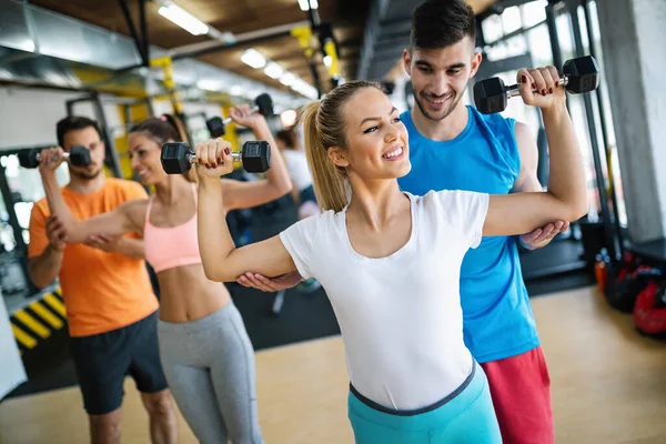 Groupe Jeunes Gens Forme Faisant Des Exercices Dans Salle Gym — Photo