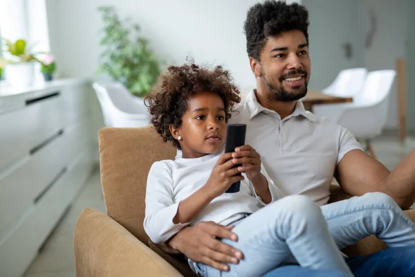 Aile Babalık Insan Konsepti Mutlu Baba Kız Evde Televizyon Seyrediyor — Stok fotoğraf