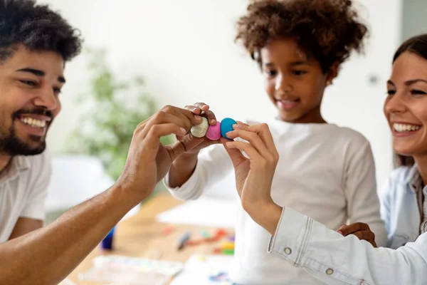 Família Multiétnica Feliz Passar Tempo Juntos Casa Pessoas Educação Diversão — Fotografia de Stock