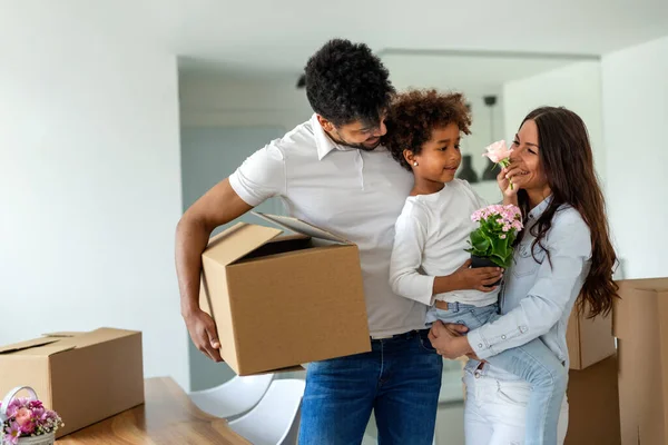 Familia Multiétnica Feliz Mudándose Nuevo Hogar Padre Niño Reubicación Amor —  Fotos de Stock