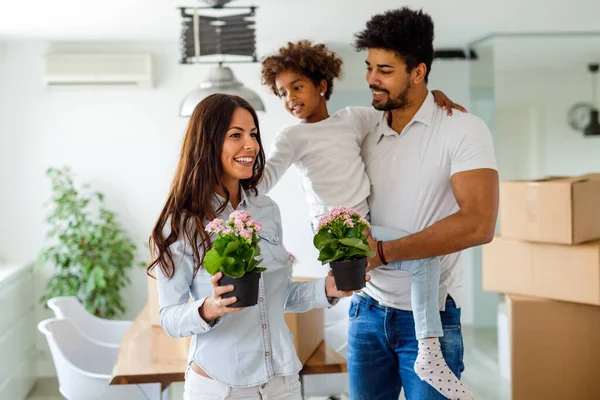 Familia Multiétnica Feliz Mudándose Nuevo Hogar Padre Niño Reubicación Amor —  Fotos de Stock