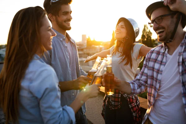 Grupo Jovens Amigos Felizes Fazendo Festa Telhado — Fotografia de Stock