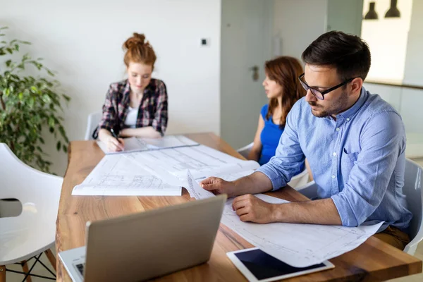 Profesionales Negocios Exitosos Que Presentan Informe Analítico Mientras Trabajan Junto — Foto de Stock