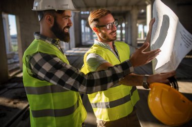 İnşaat mühendislerinden oluşan bir ekip inşaat alanında birlikte çalışıyor.