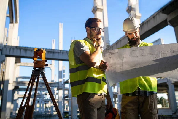 Team Byggingenjörer Som Arbetar Byggarbetsplatsen Tillsammans — Stockfoto