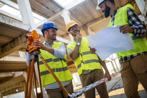 Équipe Ingénieurs Construction Travaillant Ensemble Sur Chantier — Photo