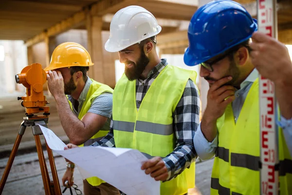 Équipe Ingénieurs Construction Travaillant Ensemble Sur Chantier — Photo