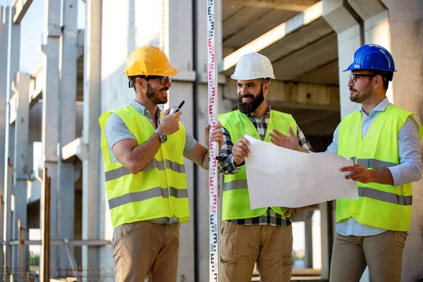 Équipe Ingénieurs Construction Travaillant Ensemble Sur Chantier — Photo