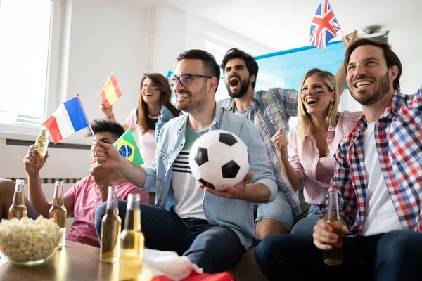 在国内庆祝胜利的足球朋友们兴奋而快乐的粉丝们 — 图库照片